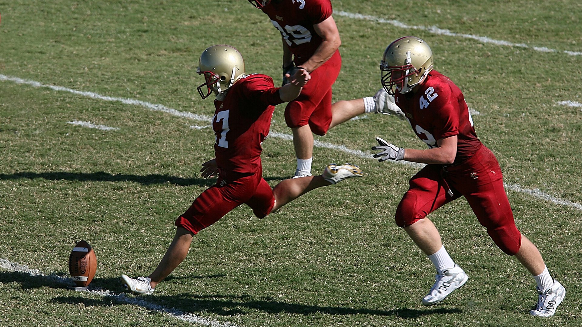 当足球误入篮球场，一场跨越时空的体育荒诞剧